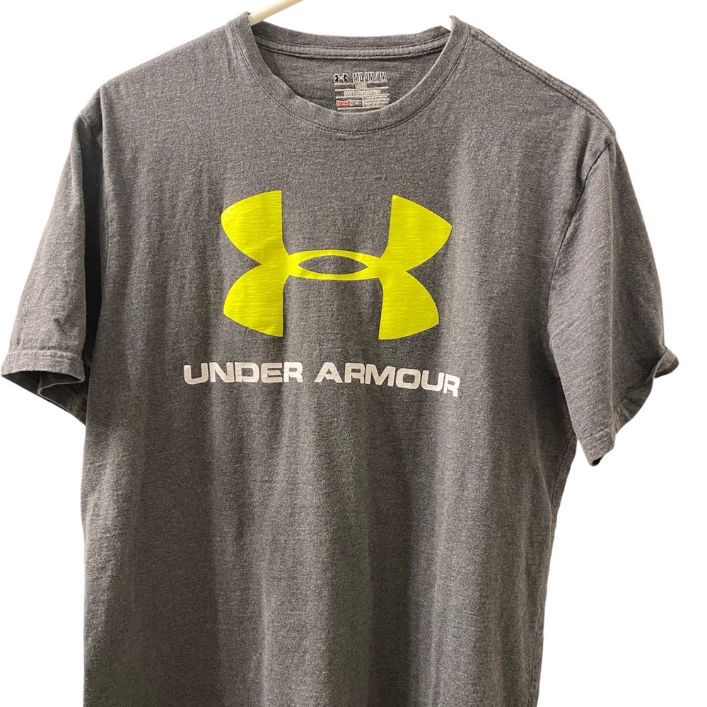 Men's under armour tee shirt.